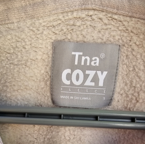 Aritiza TNA Cozy Fleece Large Soft Beige V-Neck Sweater NWOT - Picture 2 of 3